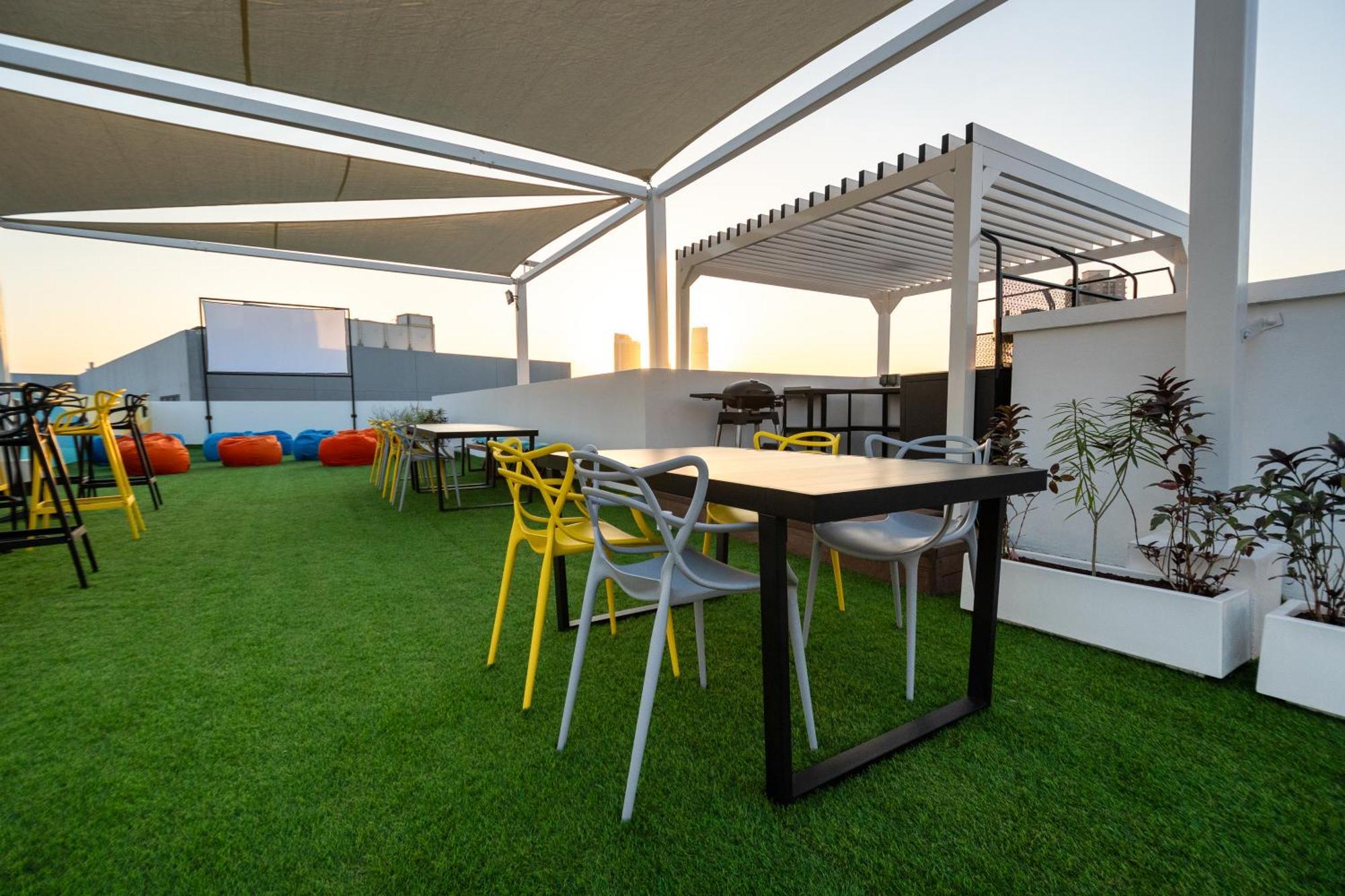 Aparthotel Izzzi Life Mint Dubái Exterior foto